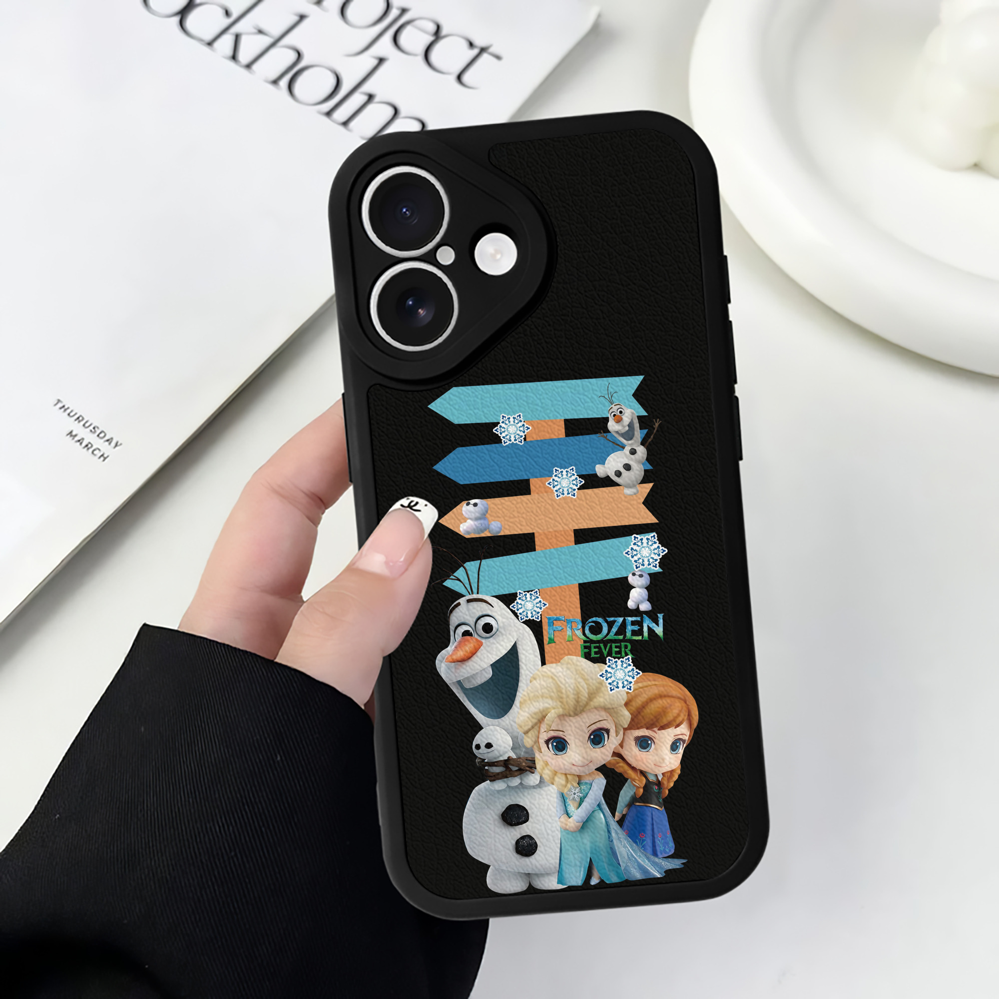 （画像用） アナと雪の女王 アンナ エルサ Frozen Anna Elsa 【iPhone 16シリーズ対応】シリコンスマホケース（レザー調） 材質：シリコン